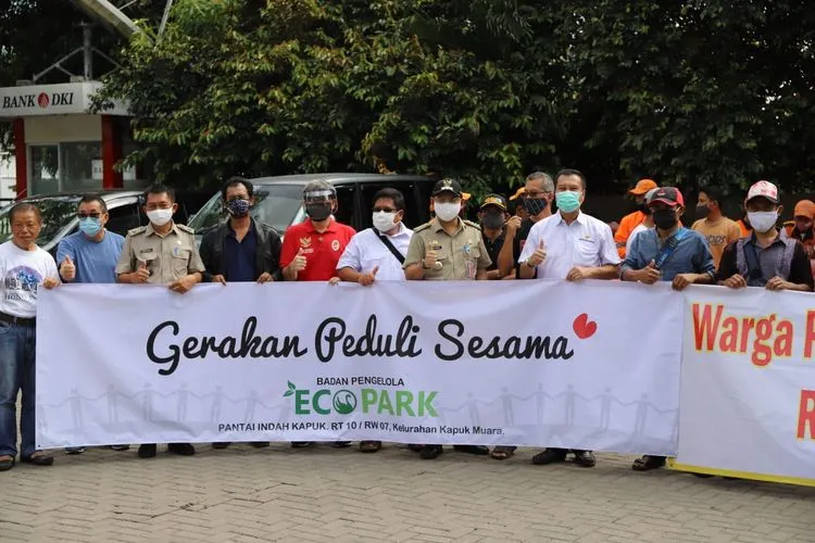 Komunitas PIK di Kelurahan Kapuk Muara, Penjaringan, Jakarta Utara itu membantu warga ekonomi lemah di kelurahan mereka yang paling terdampak wabah COVID-19. (Kominfotik Jakarta Utara)