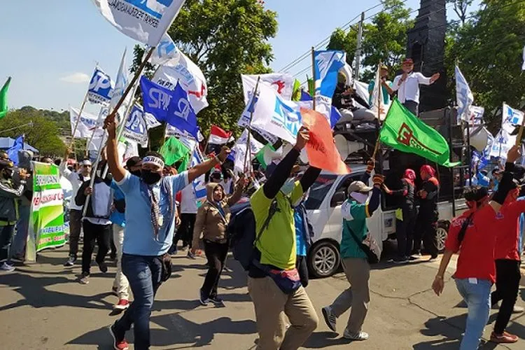 Aksi tolak RUU Omnibus Law di depan Kantor Gubernuran Jateng.(Ayosemarang.com/Vedyana Ardyansah)