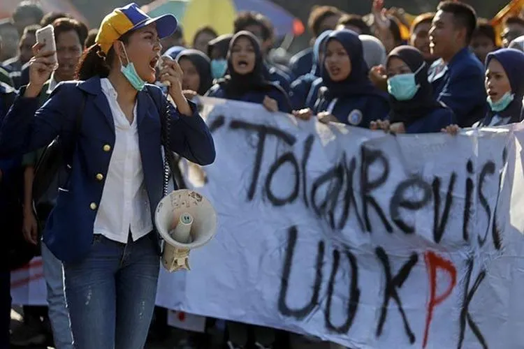 Mahasiswa Universitas Airlangga Surabaya berunjuk rasa menolak Revisi UU KPK di depan Kantor DPRD Jawa Timur, Surabaya, Sabtu (13/9/2019). Selama dua minggu terakhir, gelombang aksi menentang revisi UU KPK terus terjadi di berbagai daerah di Indonesia/Jawa Pos