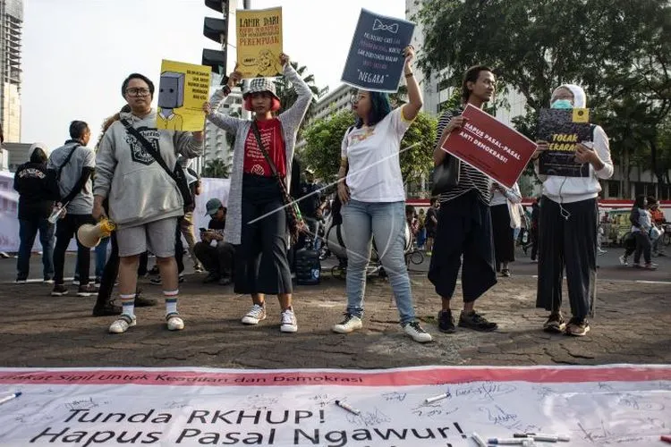 Sejumlah warga berunjuk rasa menolak draf Rancangan Kitab Undang-Undang Hukum Pidana (RKUHP) di tengah Hari Bebas Kendaraan Bermotor (HBKB) di kawasan Bundaran HI, Jakarta, Minggu (15/9/2019)/Antara Foto