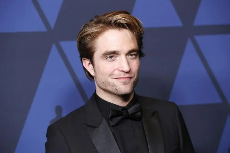 Robert Pattinson dikabarkan kena Covid-19 dan membuat syuting The Batman tertunda sesaat. Kini, produksi berlanjut untuk adegan yang tak membutuhkan kehadiran bintang utama. Foto: EPA