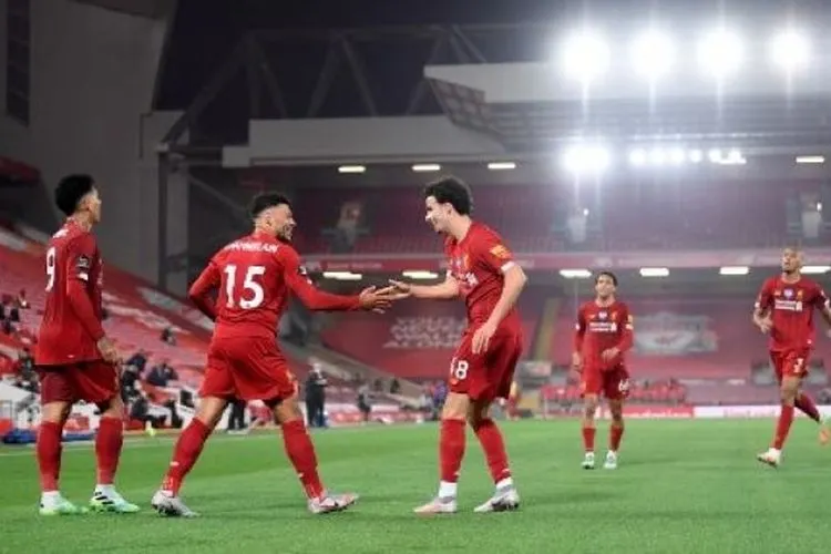Gelandang Liverpool Alex Oxlade-Chamberlain (kedua kiri) merayakan golnya ke gawang Chelsea dalam lanjutan Liga Inggris di Anfield. Laurence Griffiths / POOL / AFP