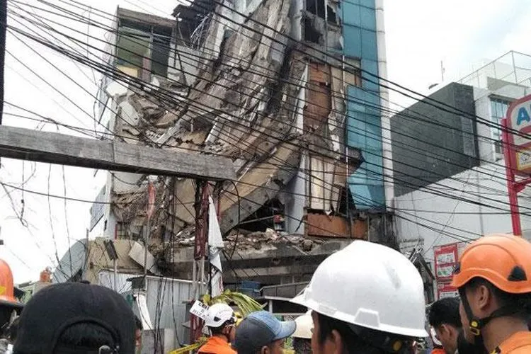 Gedung di Jalan Brigjen Katamso Kota Bambu Selatan, Palmerah, Jakarta Barat, ambruk pada Senin pagi (6/1/2020). (Antara/Tempo.co)