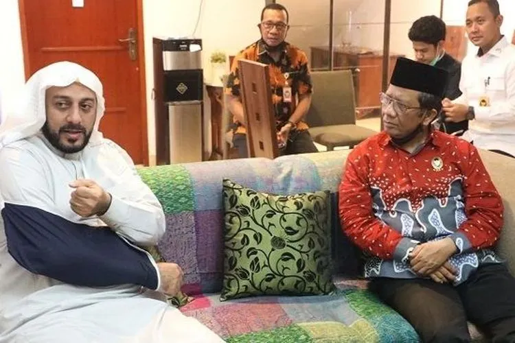 Mahfud MD saat menjengeuk Syekh Ali/ twiiter
