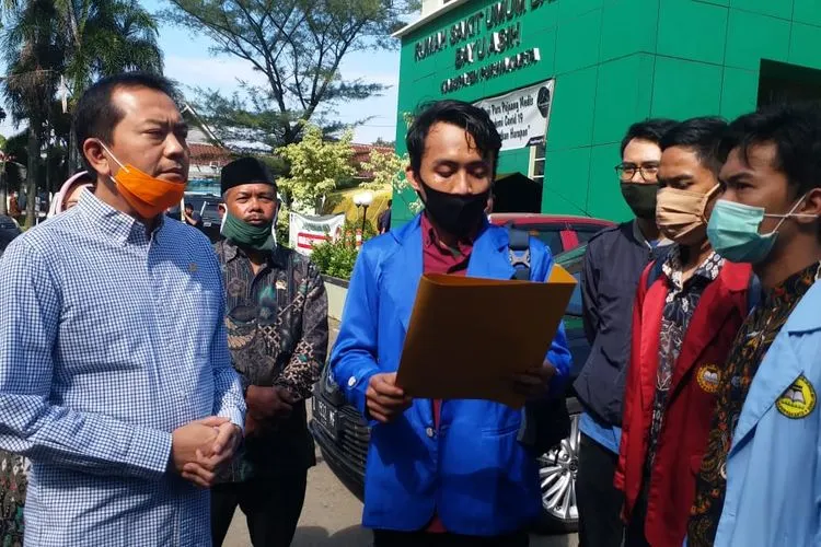 Mahasiswa saat menyampaikan tuntutan kepada anggota DPR-RI, Syaiful Huda agar fasilitasi bertemu Menteri Pendidikan, Nadiem Makarim. (Ayopurwakarta/Dede Nurhasanudin)