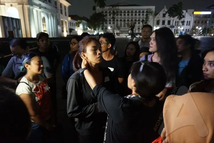 Alin (25) peserta Jakarta Mystical Tour 2019 mendapat perawatan usai mengalami kejadian mistis di bunker Museum Fatahillah, Jakarta Barat, Jumat (1/11/2019) malam/Ayojakarta.com-Hendy Dinata.