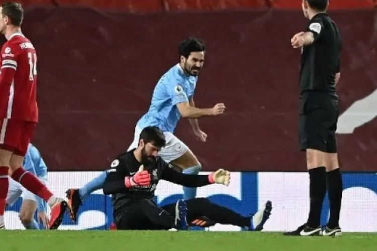 Kekecewaan Alisson Becker usai melakukan blunder yang berujung gol Ilkay Gundogan dalam laga Liverpool vs Manchester City. (LAURENCE GRIFFITHS / POOL / AFP)