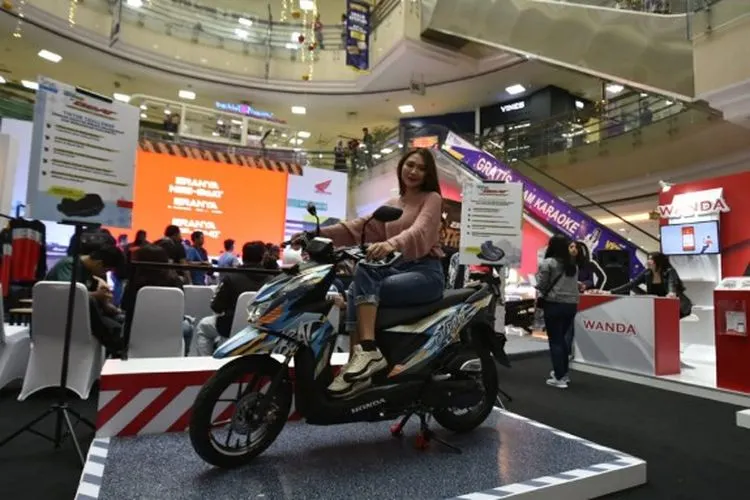 Bergaya di atas sadel All New Honda BeAT (Wahana Makmur Sejati)