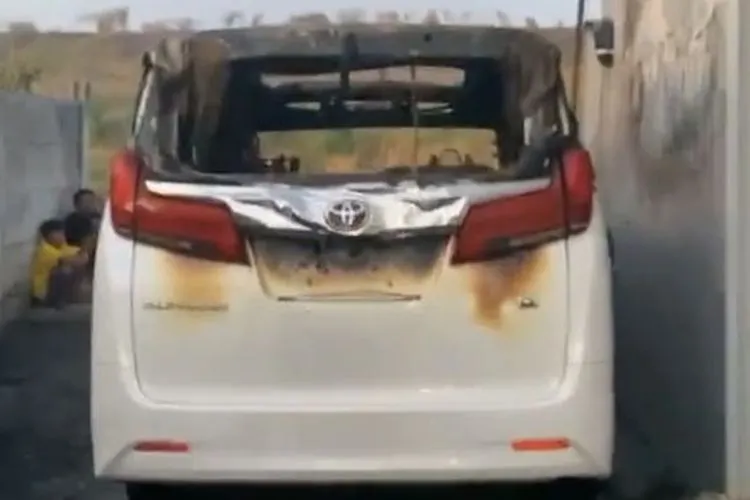 Mobil Alphard milik Via Vallen yang hangus usai dibakar fans berat yang sakit hati/ instagram