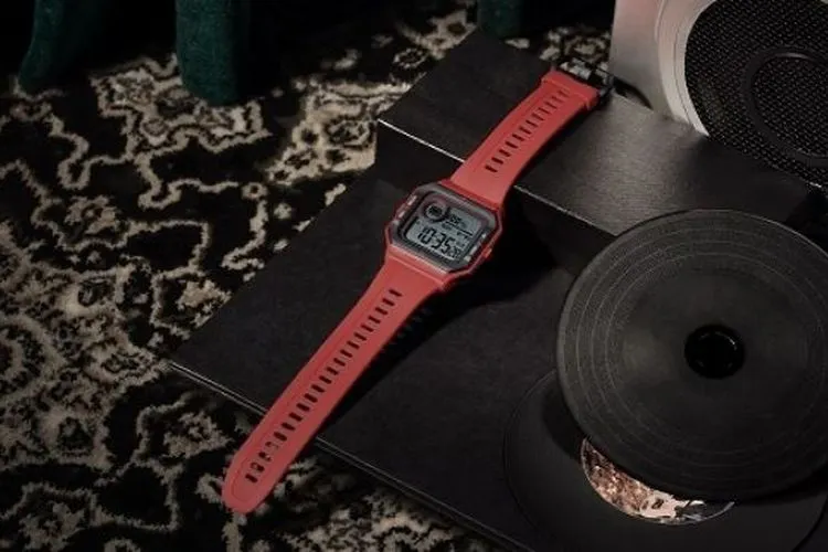 Amazfit Neo dipoles dalam balutan warna hitam, hijau, dan merah [Amazfit Neo].