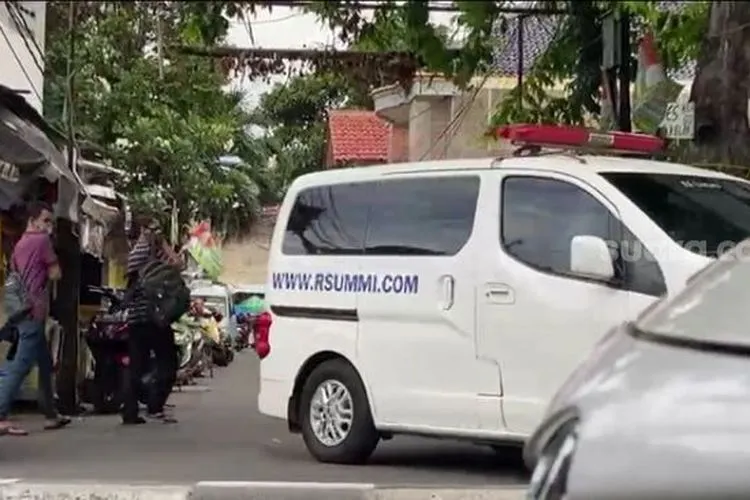 Ambulans RS Ummi menyambangi Jalan Petamburan III di rumah Ketua FPI, Rizieq Shihab/ Suara.com