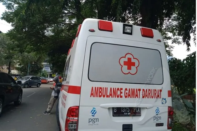 Mobil ambulans PMI yang diamankan di Polda Metro Jaya/Ayojakarta.com