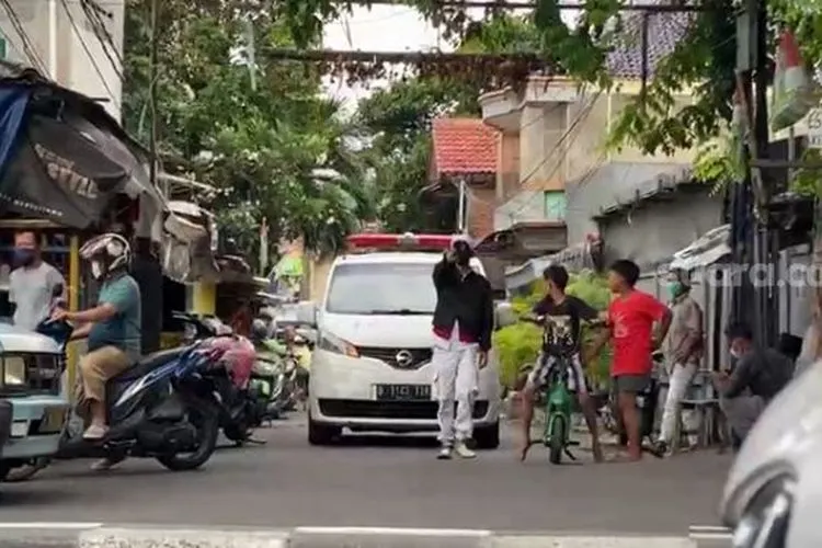 Mobil ambulans RS Ummi Bogor sambangi rumah Rizieq Shihab di Petamburan, Jakarta Pusat, Senin (30/11/2020) sore. (Suara.com/Bagaskara)