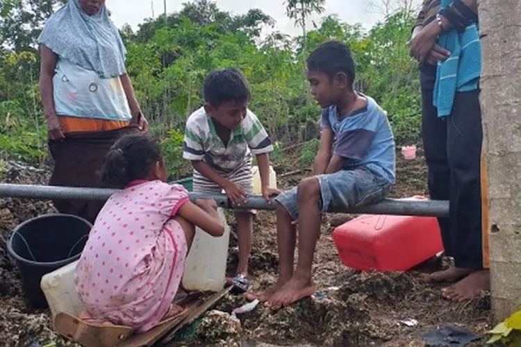 Anak-anak korban gempa Maluku menampung air bersih dari pipa PDAM yang bocor di lokasi pengungsian mereka/Dok. ACT