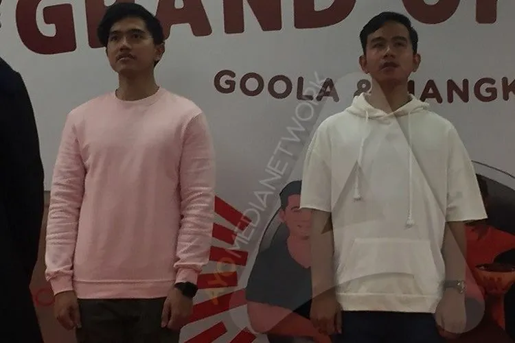 Kaesang Pangarep (kiri) dan Ghibran Rakabuming (kanan) saat pembukaan flagship store Goola dan Mangkokku di Mal Kota Kasablanka, Jakarta Selatan, Senin (21/10/2019)/Ayojakarta.com