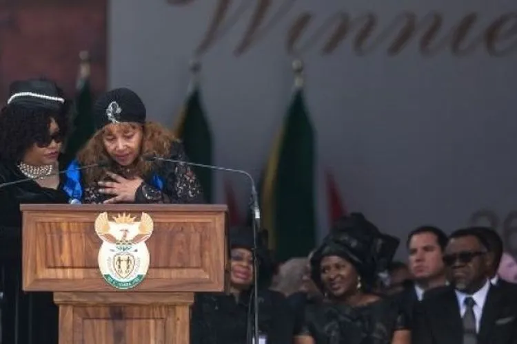 Putri Nelso Mandela, Zindzi Mandela (kiri) bersama saudarinya Zenani Mandela menghadiri acara peringatan ibu mereka, Winnie Mandela pada 14 Maret 2018. [AFP]