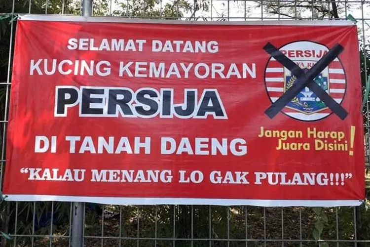 Spanduk Berisi Kalimat Ancaman Sambut Persija di Makassar. (Istimewa)