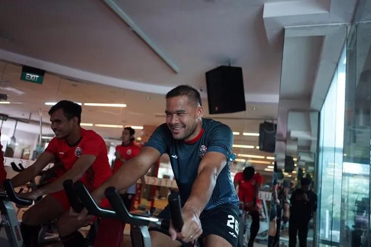 Andritany dan kawan-kawan tengah berlatih fitnes di pusat kebugaran Elite Club Epicentrum, Kuningan, Jakarta, Rabu (25/2/2020). (dok Persija.id)