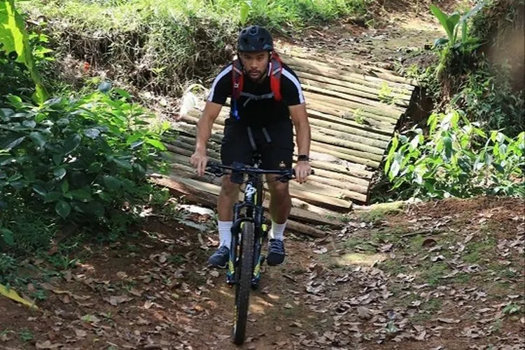 Aksi Andritany saat menaklukkan trek offroad. (dok Persija.id)