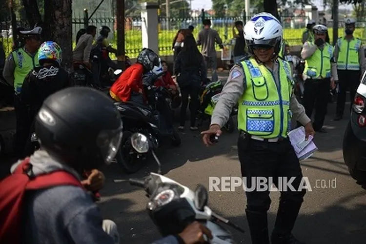 Anggota dari Polres Metro Jakarta Selatan memberhentikan pengendara motor saat menggelar Operasi Patuh Jaya di Kawasan Stasiun Pasar Minggu, Jakarta. Foto: Republika/Raisan Al Farisi