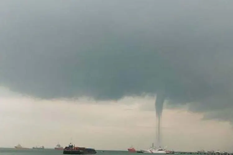 Angin puting beliung di Selat Philip tampak dari Galangan Kapal Propaf, Tanjungsengkuang, Batam, Kamis (20/10/2016)/Facebook: Tito Cristian