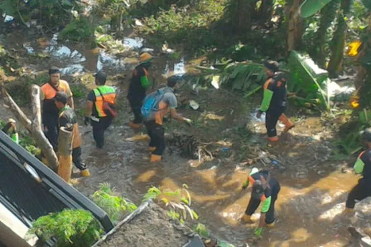 petugas sedang membersihkan sampah di wilayah Ciganjur / beritajakarta.id