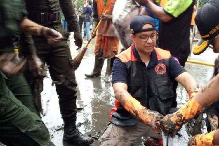 Gubernur DKI Jakarta, Anies Baswedan kerja bakit di Kampung Makassar, Jakarta Timur, Minggu (5/1/2020) (Antaranews)