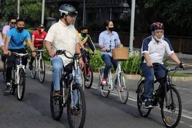 Anies Baswedan naik sepeda bersama Ariza Patria (Instagram @aniesbaswedan)