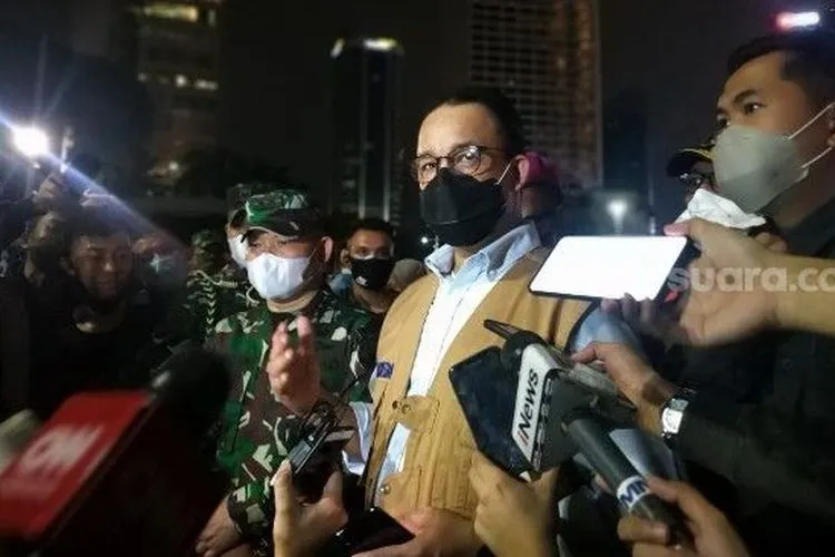 Gubernur DKI Jakarta Anies Baswedan menemui massa demonstrasi yang menolak Omnibus Law Cipta Kerja di kawasan Bundaran HI, Jakarta Pusat, Kamis (8/10/2020) malam. [Suara.com/Fakhri Fuadi Muflih]
