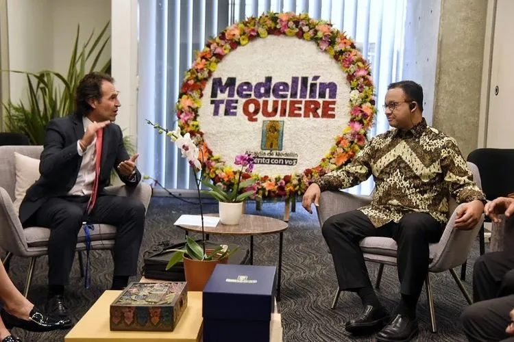 Gubernur DKI Jakarta, Anies Baswedan bersama Wali Kota Medellin, Federico Gutiérrez. (istimewa)