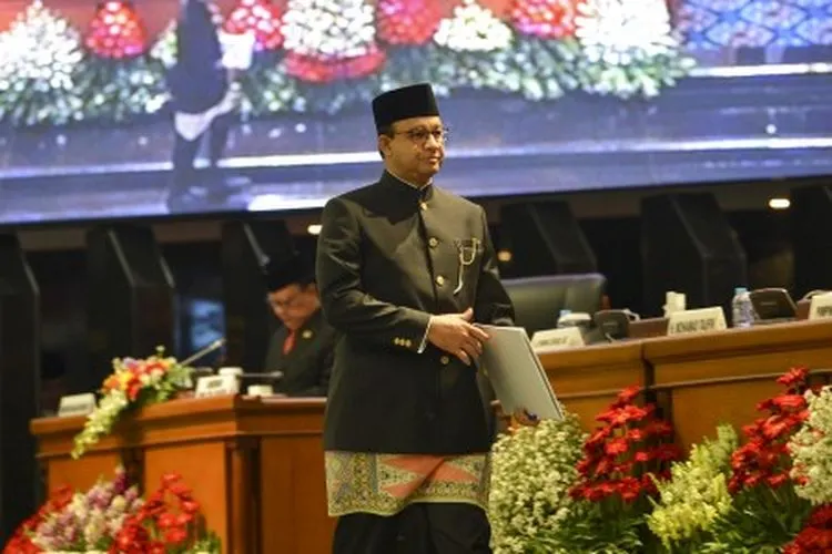 Gubernur DKI Jakarta Anies Baswedan berjalan menuju mimbar sebelum menyampaikan pidato dihadapan tamu undangan rapat Paripurna Istimewa di ruang Rapat Paripurna DPRD DKI Jakarta, Sabtu (22/6/2019). Rapat Paripurna Istimewa DPRD Provinsi DKI Jakarta tersebut digelar dalam rangka memperingati HUT ke-492 DKI Jakarta. ANTARA FOTO/Nova Wahyudi/hp.