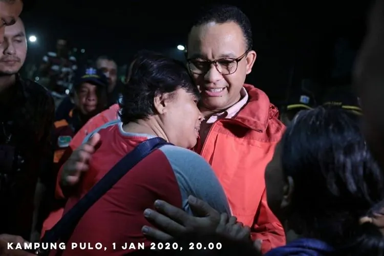 Gubernur Anies Baswedan merangkul korban banjir di Kampung Pulo, Jatinegara, Jakarta Timur.  (Facebook Anies Baswedan)