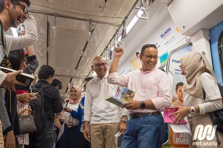 Gubernur DKI Jakarta Anies Baswedan  (kedua kanan) bersama Dirut PT MRT Jakarta William Sabandar (kiri, berbaju putih)/mrtjakarta.co.id