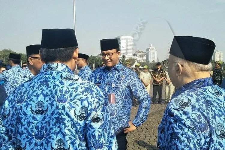 Gubernur DKI Jakarta, Anies Baswedan, bercengkrama dengan sejumlah stafnya usai Upacara Hari Kesaktian Pancasila di Lapangan Silang Monas Selatan, Gambir, Jakarta Pusat, Selasa (1/10/2019)/Ayojakarta.com