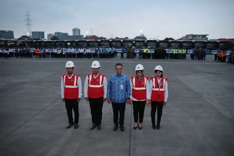 Gubernur DKI Jakarta, Anies Baswedan, bersama perwakilan karyawan Transjakarta di Depo Utama PT. Transjakarta/Facebook Anies Baswedan
