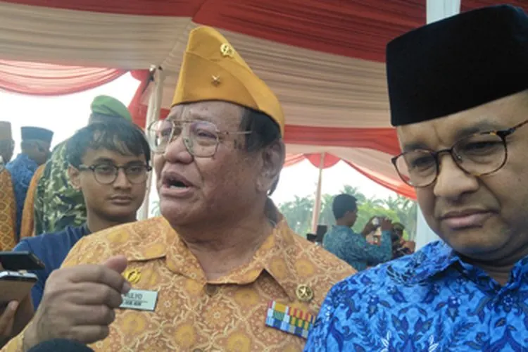 Anggota Legiun Veteran Republik Indonesia (LVRI) Adi Mulyo bersama Gubernur DKI Jakarta Anies Baswedan usai upacara Hari Pahlawan di Monas, Jakarta, Minggu (10/11/2019)/Ayojakarta.com-Aprilia Rahapit