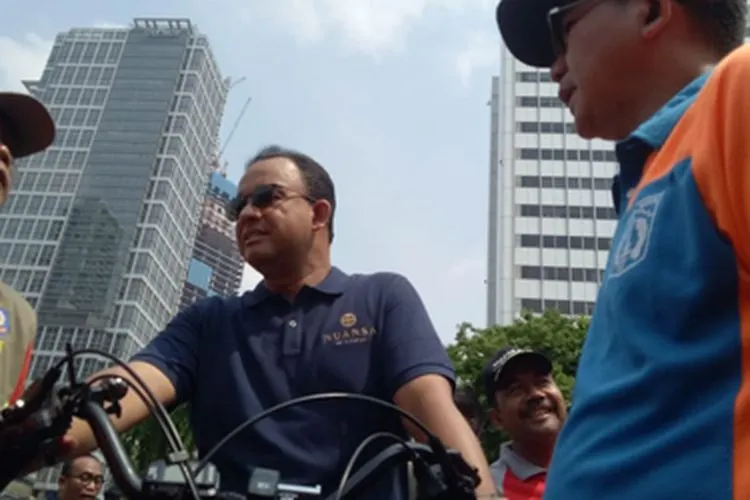 Gubernur DKI Jakarta, Anies Baswedan saat meninjau penataan PKL di Jl MH. Thamrin-Jl Jenderal Sudirman, Jakarta Pusat, Minggu (3/11/2019)/Pemprov DKI