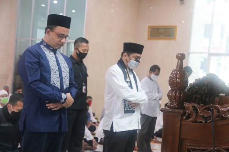 Gubernur DKI Jakarta, Anies Baswedan berdampingan dengan Wagubnya, Ahmad Riza Patria di  Masjid Fatahillah Balai Kota Jakarta, Jumat (5/6/2020)