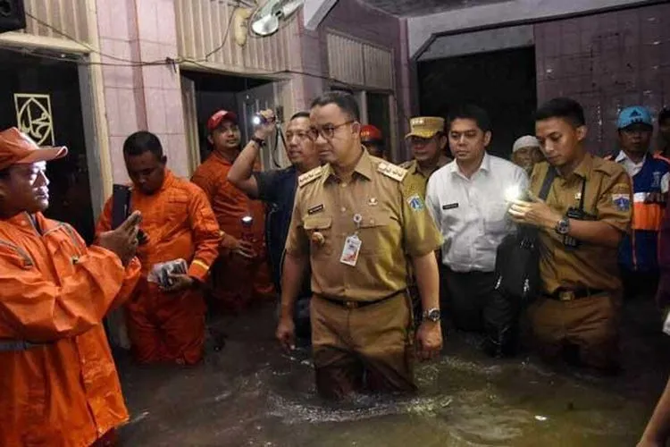 Gubernur DKI Jakarta Anies Baswedan mengunjungi lokasi banjir akibat tanggul jebol di Jati Padang, Pasar Minggu, Jakarta Selatan, 11 Desember 2017 (Tim Anies-Sandi)