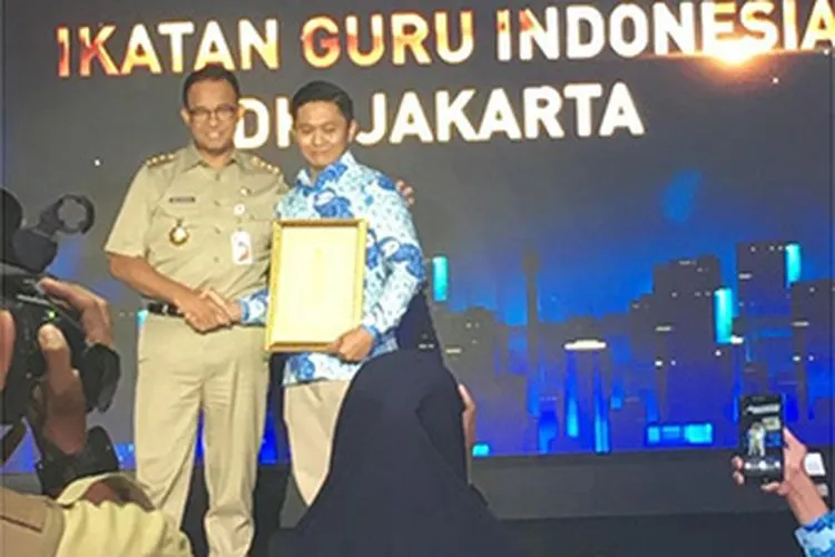 Gubernur DKI Jakarta, Anies Baswedan dan Direktur Program School to School Training (STST) IGI DKI Jakarta, Danang Hidayatullah dalam ajang Padmamitra Awards+ 2019 di Balaikota DKI Jakarta, Selasa (5/11/2019)/IGI