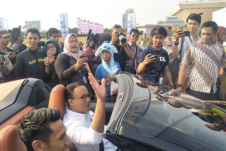 Gubernur DKI Jakarta, Anies Baswedan dan pembalap Formula 2 dari Indonesia, Sean Gelael dikerubuti pengunjung Monas,Jakarta Pusat, Jumat (20/9/2019)/Ayojakarta.com
