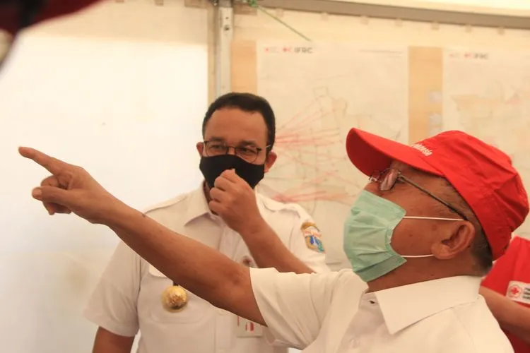 Gubernur DKI Jakarta, Anies Baswedan diajak Ketua Umum PWI Pusat, Jusuf Kalla berkeliling gudang logistik darurat PMI, Jakarta Selatan (Humas PWI Pusat)