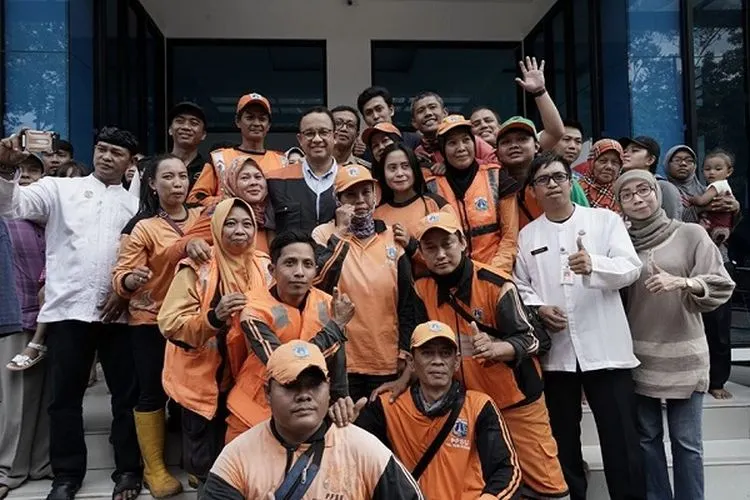 Gubernur Anies Baswedan sempat berfoto bersama para personel PPSU saat kunjungan ke wilayah-wilayah terdampak banjir. (Foto: Facebook Anies Baswedan)