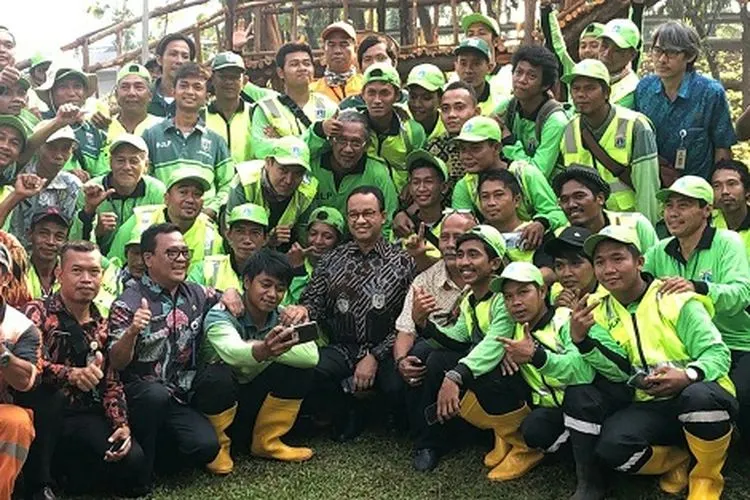 Gubernur DKI Jakarta, Anies Baswedan, berfoto bersama para pekerja taman di Taman Kembang Kerep, Jakarta Barat/Ayojakarta.com