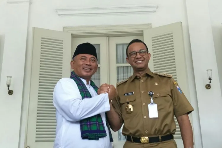 Wali Kota Bekasi, Rahmat Effendi (kiri) dan Gubernur DKI Jakarta, Anies Baswedan, di Balai Kota DKI Jakarta, Senin (22/10/2018). (Kompas.com/Jessi Carina)
