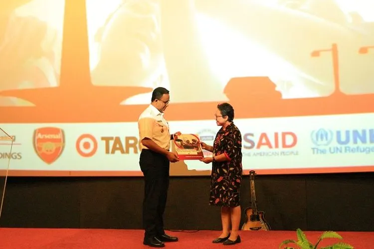 Gubernur DKI Jakarta, Anies Baswedan, saat menerima penghargaan dari Save the Children diwakili oleh Field Manager Greater Jakarta, Evie Woro Yulianti/Dok. Save the Children