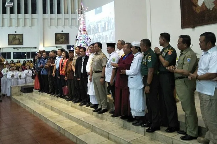 Gubernur DKI Jakarta, Anies Baswedan saat mengunjungi Gereja Katolik Keluarga Kudus Rawamangun, Jakarta Timur, Selasa (24/10/2019). (Ayojakarta.com/Aprilia Rahapit)