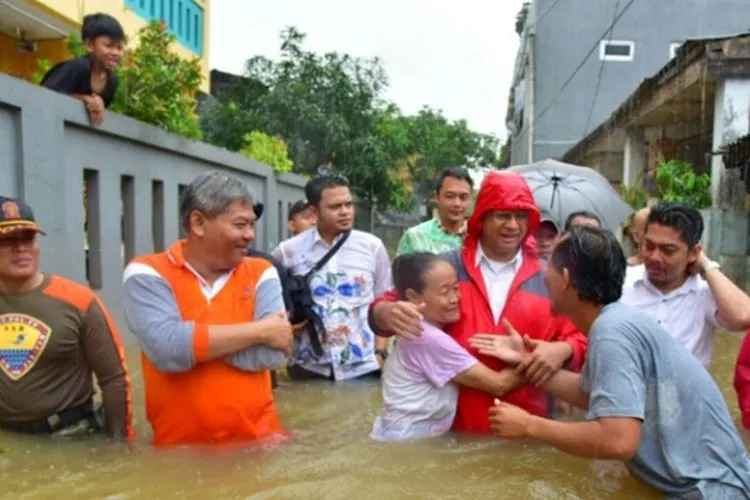Gubernur DKI Jakarta, Anies Baswedan di lokasi banjir di Kelurahan Cipinang Melayu, Jakarta Timur, 20 Februari 2017. (TEMPO/Chitra) (Tempo)