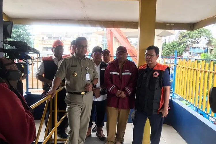 Gubernur DKI Jakarta, Anies Baswedan, saat berada di Pintu Air Manggarai. (Ayojakarta.com/Khoirur Rozi)