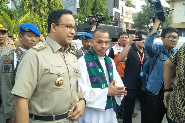 Gubernur Anies Baswedan disambut Romo Servi Fangohoei saat mengunjungi Gereja Paroki Santo Kristoforus, Jelambar, Jakarta Barat (Ayojakarta.com/Aprilia Rahapit)